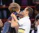 Michaël Llodra fête sa victoire contre Nikolai Davydenko en quart de finale du tournoi Paris-Bercy, en compagnie de son fils Téo, 3 ans, le 12novembre 2010