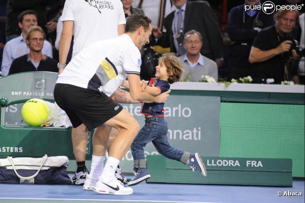 Michaël Llodra fête sa victoire contre Nikolai Davydenko en quart de finale du tournoi Paris-Bercy, en compagnie de son fils Téo, 3 ans, le 12novembre 2010