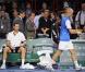 Michaël Llodra fête sa victoire contre Nikolai Davydenko en quart de finale du tournoi Paris-Bercy, en compagnie de son fils Téo, 3 ans, le 12novembre 2010