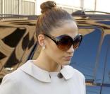 Jennifer Lopez casual-chic avec une coiffure simple mais toujours efficace <br />