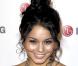 Vanessa Hudgens adopte le chignon légèrement flou pour un effet sexy à souhait 