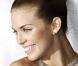 AnnaLynne McCord sage et élégante avec son chignon haut 