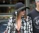 Kesha fait du shopping avec ses amis avant d'aller se baigner, à Sydney, le 16 novembre 2010