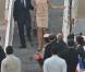 Nicolas Sarkozy et Carla Bruni-Sarkozy ont atterri samedi 4 décembre 2010 à Bangalore avec la délégation française, première étape de leur visite officielle de quatre jours en Inde. Peu après, ils assistaient à une première conférence.