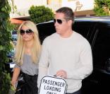 Paris Hilton sort au restaurant Ivy, à Los Angeles, en compagnie de son petit ami Cy Waits, jeudi 2 décembre.