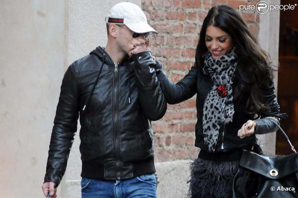 Le joueur de l'Inter Milan Wesley Sneijder se promène en compagnie de son épouse Yolanthe Cabau,  dans les rues de Milan, samedi 4 décembre.  