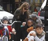 Angelina Jolie à New York avec ses enfants Shiloh, Zahara, Pax et Maddox - décembre 2010