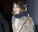 Alexa Chung parfaite dans un manteau léopard et dans un joli look masculin-féminin.