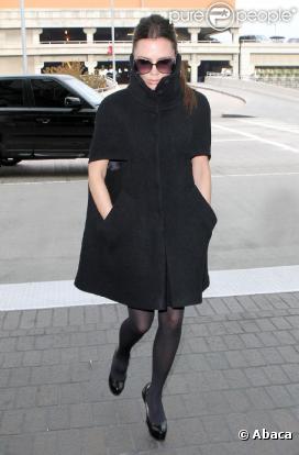 Victoria Beckham dans une cape noire avec un look étudié et total black