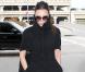 Victoria Beckham dans une cape noire avec un look étudié et total black
