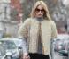 Claudia Schiffer sort la peau retournée et twiste le look seventies avec malice