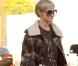 Ashlee Simpson dans un look masculin-féminin très étudié. Malgré les lunettes has-been, on aime la silhouette dynamique.