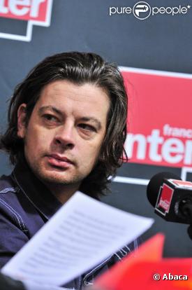 Benjamin Biolay enregistre l'émission Je hais les dimanches pour France Inter, à Lyon, le 10 décembre 2010