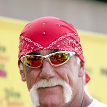 Hulk Hogan pose en août 2005 à Los Angeles<br />