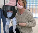 Rebecca Gayheart complice avec sa fille à Beverly Hills, le 14 décembre 2010