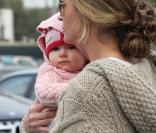 Rebecca Gayheart complice avec sa fille à Beverly Hills, le 14 décembre 2010
