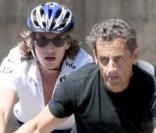 Jean et Nicolas Sarkozy font du sport, au Cap Nègre, en été 2010.<br />