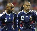Thierry Henry et Anelka seraient les deux seuls, parmi les 23 mondialistes, à n\'avoir pas renoncé à leurs primes liées à la Coupe du monde 2010, selon une info de Libé publiée le 21 décembre.