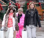 L'actrice Lori Loughlin et ses filles Isabella Rose et Olivia Jade Giannulli font du shopping à Aspen où elles passent leurs vacances de Noël le 21 décembre 2010  