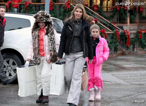 L'actrice Lori Loughlin et ses filles Isabella Rose et Olivia Jade Giannulli font du shopping à Aspen où elles passent leurs vacances de Noël le 21 décembre 2010  