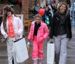 L'actrice Lori Loughlin et ses filles Isabella Rose et Olivia Jade Giannulli font du shopping à Aspen où elles passent leurs vacances de Noël le 21 décembre 2010  