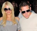 Paris Hilton et son petit ami Cy Waits arrivent au restauant Ivy à Los Angeles, le 2 décembre 2010.