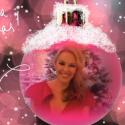 Kylie Minogue, surexcitée par les fêtes, vous souhaite un joyeux Noël !