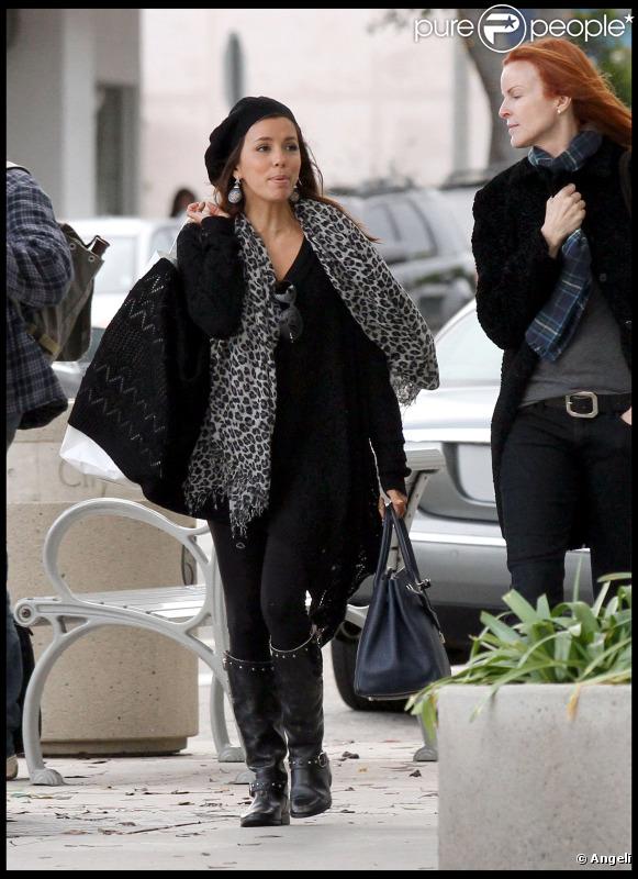 Eva Longoria et Marcia Cross lors de leur shopping de Noël il y a quelques jours, fin décembre 2010 à Los Angeles...