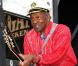 Chuck Berry, 84 ans, a fait un malaise lié à son état d'épuisement, lors de son concert à Chicago le 1er janvier 2010. Ce qui n'a pas empêché la légende de soigner sa sortie...