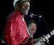 Chuck Berry, 84 ans, a fait un malaise lié à son état d'épuisement, lors de son concert à Chicago le 1er janvier 2010. Ce qui n'a pas empêché la légende de soigner sa sortie...