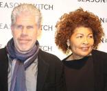 Ron Perlman et sa compagne à l'occasion de l'avant-première du  Dernier des Templiers , à l'AMC Loews de Lincoln Square, à New York, le 4 janvier 2011.