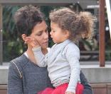 Halle Berry et Nahla se promènent dans les rues de Malibu, le 5 janvier 2011