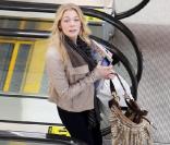 LeAnn Rimes au départ de l'aéroport de Washington avec des magazines de mariage sous le bras (4 janvier 2011)