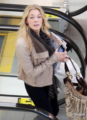 LeAnn Rimes au départ de l'aéroport de Washington avec des magazines de mariage sous le bras (4 janvier 2011)