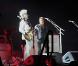 Johnny Hallyday et Matthieu Chedid sur scène à Montpellier, le 3 décembre 2010
