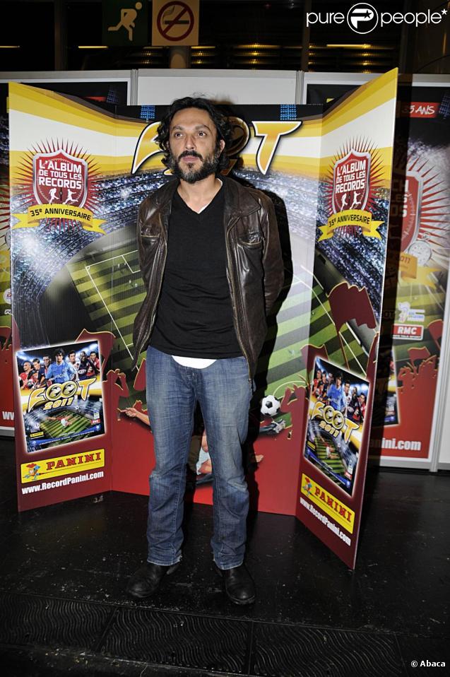 L'acteur Olivier Sitruk assiste au plus long match de football du monde, organisé par Panini, à l'occasion de la publication du 35e album de stickers des joueurs de football de Ligue 1 et Ligue 2.