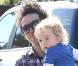 Pete Wentz emmène son petit Bronx chez Starbucks à Beverly Hills, Los Angeles, le 18 janvier 2011