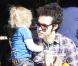 Pete Wentz emmène son petit Bronx chez Starbucks à Beverly Hills, Los Angeles, le 18 janvier 2011