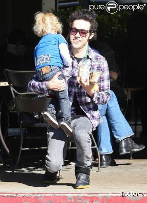Pete Wentz emmène son petit Bronx chez Starbucks à Beverly Hills, Los Angeles, le 18 janvier 2011