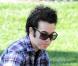 Pete Wentz profite de son petit Bronx dans un parc de Beverly Hills, Los Angeles, le 18 janvier 2011