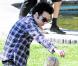 Pete Wentz profite de son petit Bronx dans un parc de Beverly Hills, Los Angeles, le 18 janvier 2011