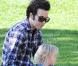 Pete Wentz profite de son petit Bronx dans un parc de Beverly Hills, Los Angeles, le 18 janvier 2011