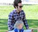 Pete Wentz profite de son petit Bronx dans un parc de Beverly Hills, Los Angeles, le 18 janvier 2011