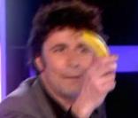 Christophe Carrière propose une banane à Clara dans l'émission Touche pas à mon poste sur France 4, présentée par Cyril Hanouna