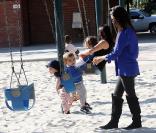 Kourtney Kardashian et son adorable Mason pour une journée au parc attendrissante. Le 22 janvier 2011 à Beverly Hills  