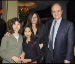 Pierre Lescure et son épouse Frédérique en famille, au théâtre Marigny, en 2010. 