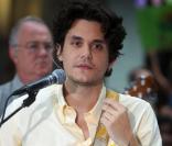 John Mayer est neuvième du classement des 10 hommes les moins bien habillés de 2010 selon le magazine Esquire.