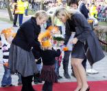 Le 28 janvier 2011, la princesse Maxima des Pays-Bas assurait l'inauguration d'un centre socio-culturel dans une tenue qu'elle adore et qui ne risque pas la transparence !