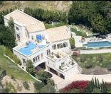 Cette propriété, située dans le quartier de Hollywood Hills, s'étend sur une plus de 8 000 m². C'est là que Brittany Murphy, en décembre 2009, et son époux Simon Monjack, en mai 2010, sont morts.  