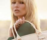 Kate Moss pose pour sa nouvelle collection printemps-été en collaboration avec Longchamp.